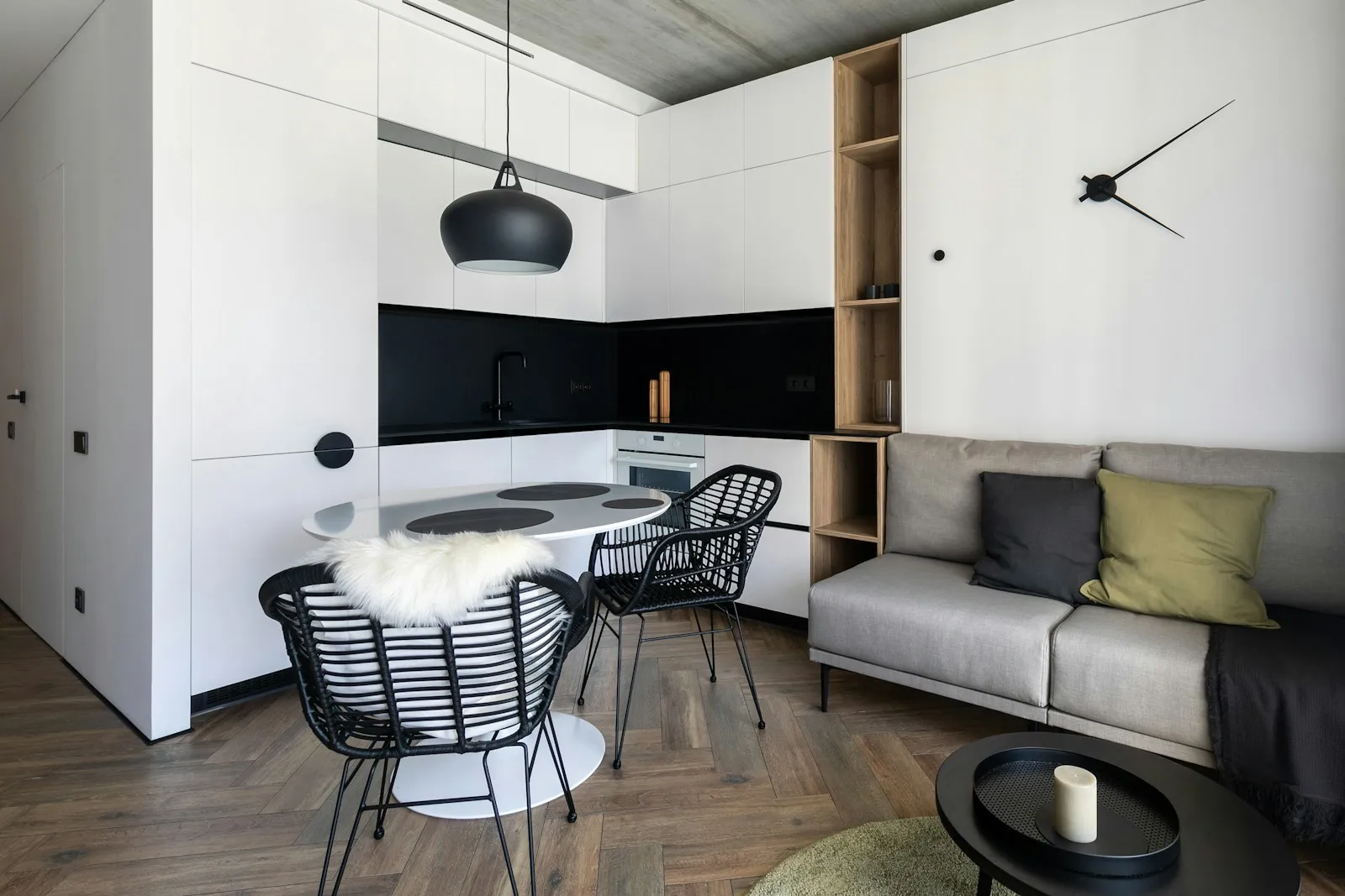 Intérieur contemporain aux murs clairs, avec des meubles en bois et des accents anthracite.